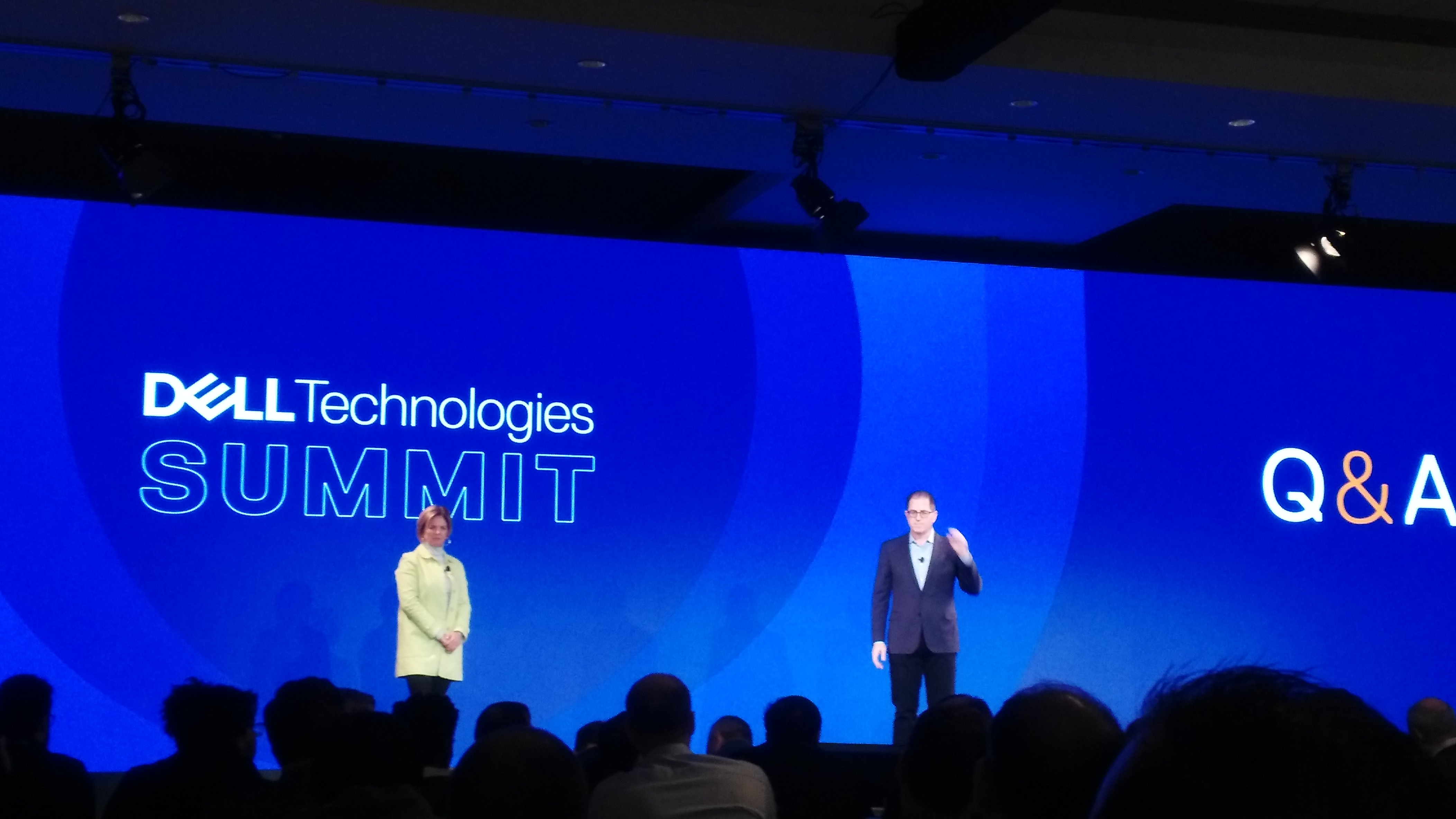 Jennifer Felch, Chief Digital Officer, y Michael Dell, CEO y Presidente de Dell Technologies. Jennifer Felch, Chief Digital Officer, y Michael Dell, CEO y Presidente de Dell Technologies.