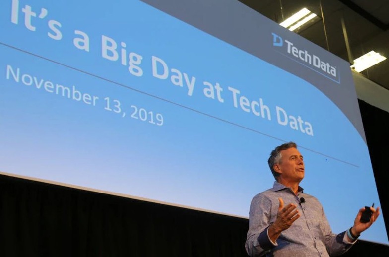 Rich Hume, CEO de Tech Data, habla de la compra a sus empleados. Rich Hume, CEO de Tech Data, habla de la compra a sus empleados.