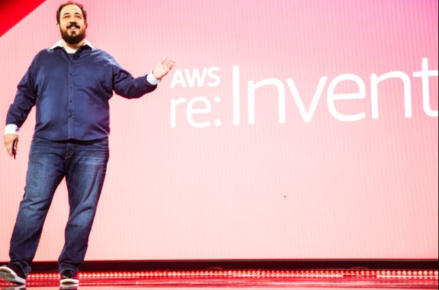 Peter DeSantis, de AWS, ha abierto las sesiones plenarias en el Reinvent 2019. Peter DeSantis, de AWS, ha abierto las sesiones plenarias en el Reinvent 2019.