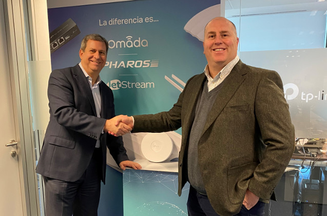 Chuck Cohen, de Ireo, estecha la mano de Álvaro Ausín, de TP-Link. Chuck Cohen, de Ireo, estecha la mano de Álvaro Ausín, de TP-Link.