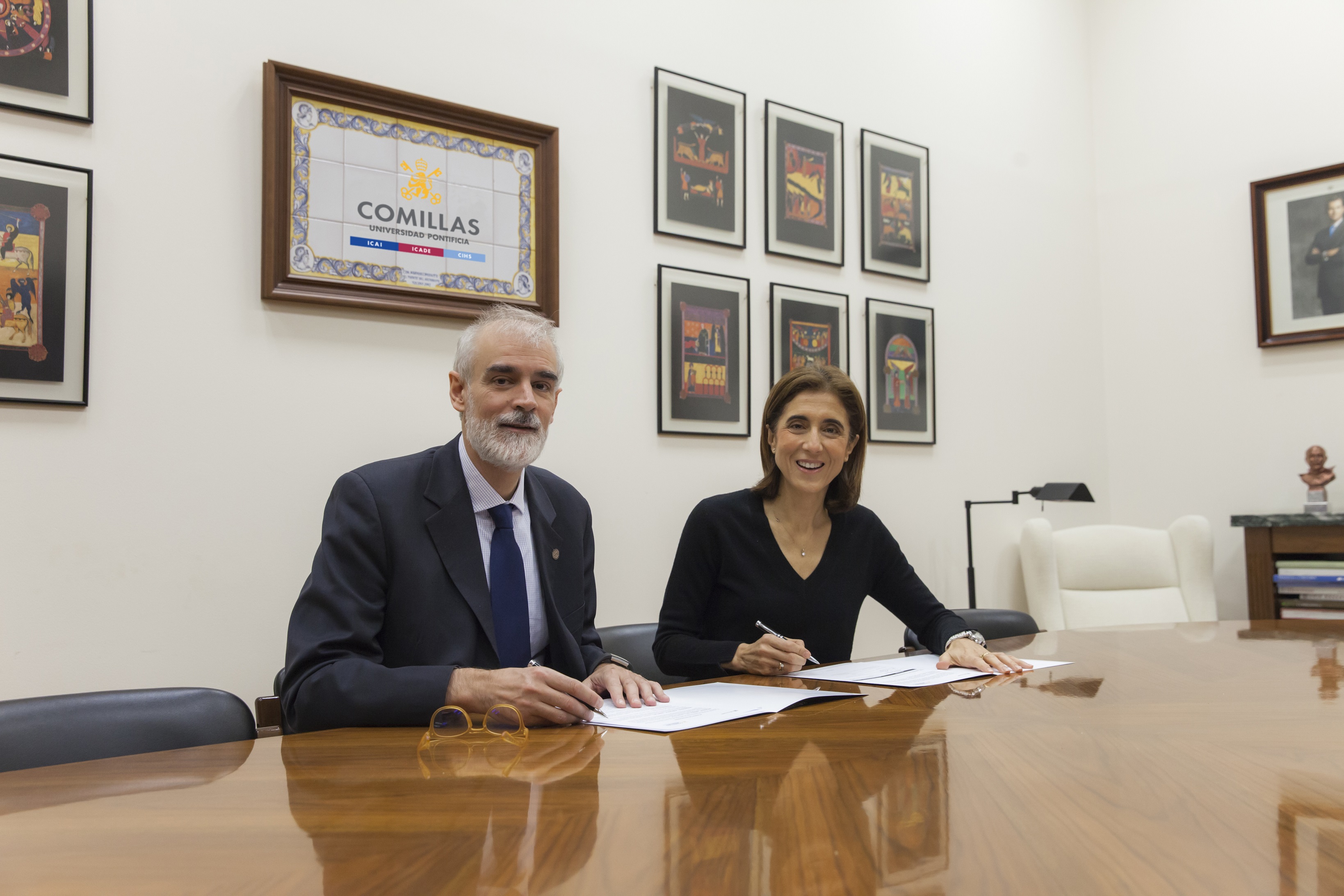 Julio L. Martínez, rector de la Universidad Pontificia Comillas, y Pilar López, presidenta de Microsoft España. Julio L. Martínez, rector de la Universidad Pontificia Comillas, y Pilar López, presidenta de Microsoft España.