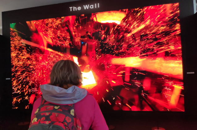 Una asistente observa un videowall en el stand de Samsung en el ISE 2020. 