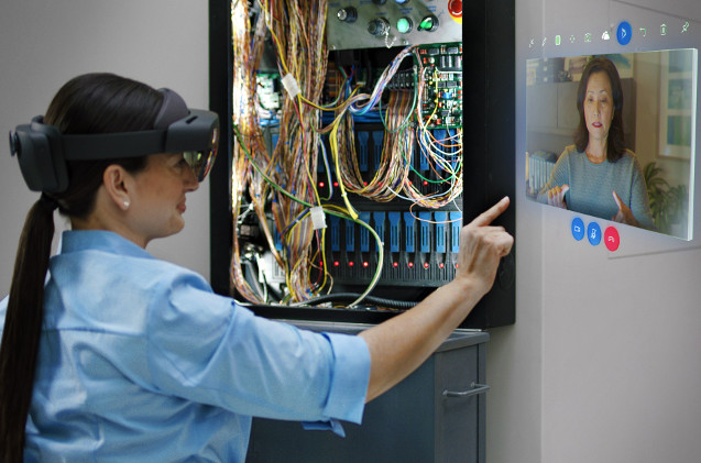 Operaria usando las gafas HoloLens de Microsoft. Operaria usando las gafas HoloLens de Microsoft.