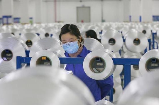 Operaria en una fábrica china que se protege del coronavirus. Operaria en una fábrica china que se protege del coronavirus.