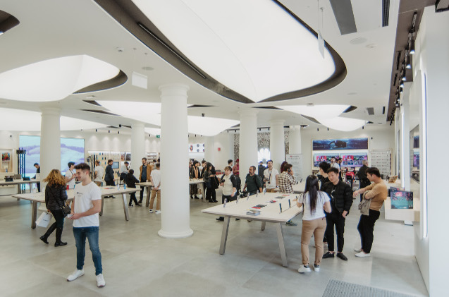 Interior de la tienda de la macrotienda de Huawei en Barcelona. Interior de la tienda de la macrotienda de Huawei en Barcelona.