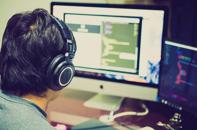 Un desarrollador de videojuegos. Un desarrollador de videojuegos.