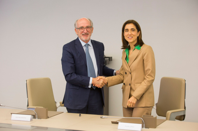 El presidente de Repsol y su Fundación, Antonio Brufau, y la presidenta de Microsoft España, Pilar López, durante la firma del acuerdo. El presidente de Repsol y su Fundación, Antonio Brufau, y la presidenta de Microsoft España, Pilar López, durante la firma del acuerdo.