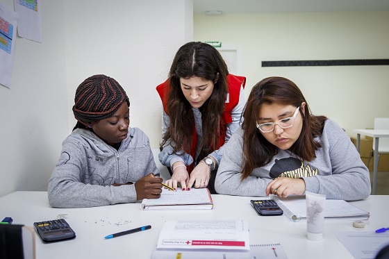 Vodafone conecta gratis a 8.500 familias para continuar con los estudios. Vodafone conecta gratis a 8.500 familias para continuar con los estudios.