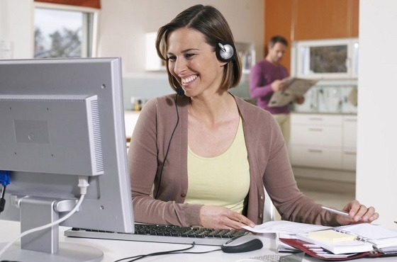 Operadora de contact center trabajando en casa. Operadora de contact center trabajando en casa.