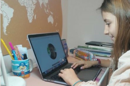 Una niña sigue las clases desde su casa. Una niña sigue las clases desde su casa.