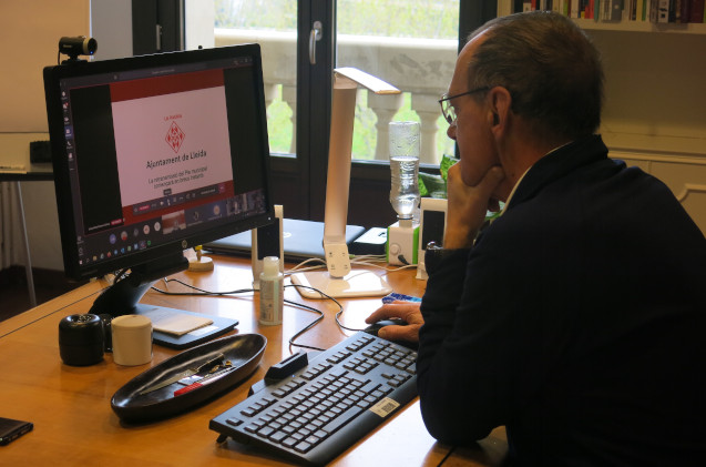 Alcalde de Lleida usando Microsoft Teams, en su ayuntamiento. Alcalde de Lleida usando Microsoft Teams, en su ayuntamiento.