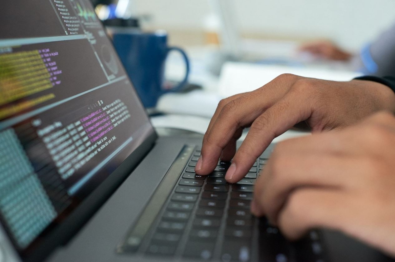 Una persona hace programación. Una persona hace programación.