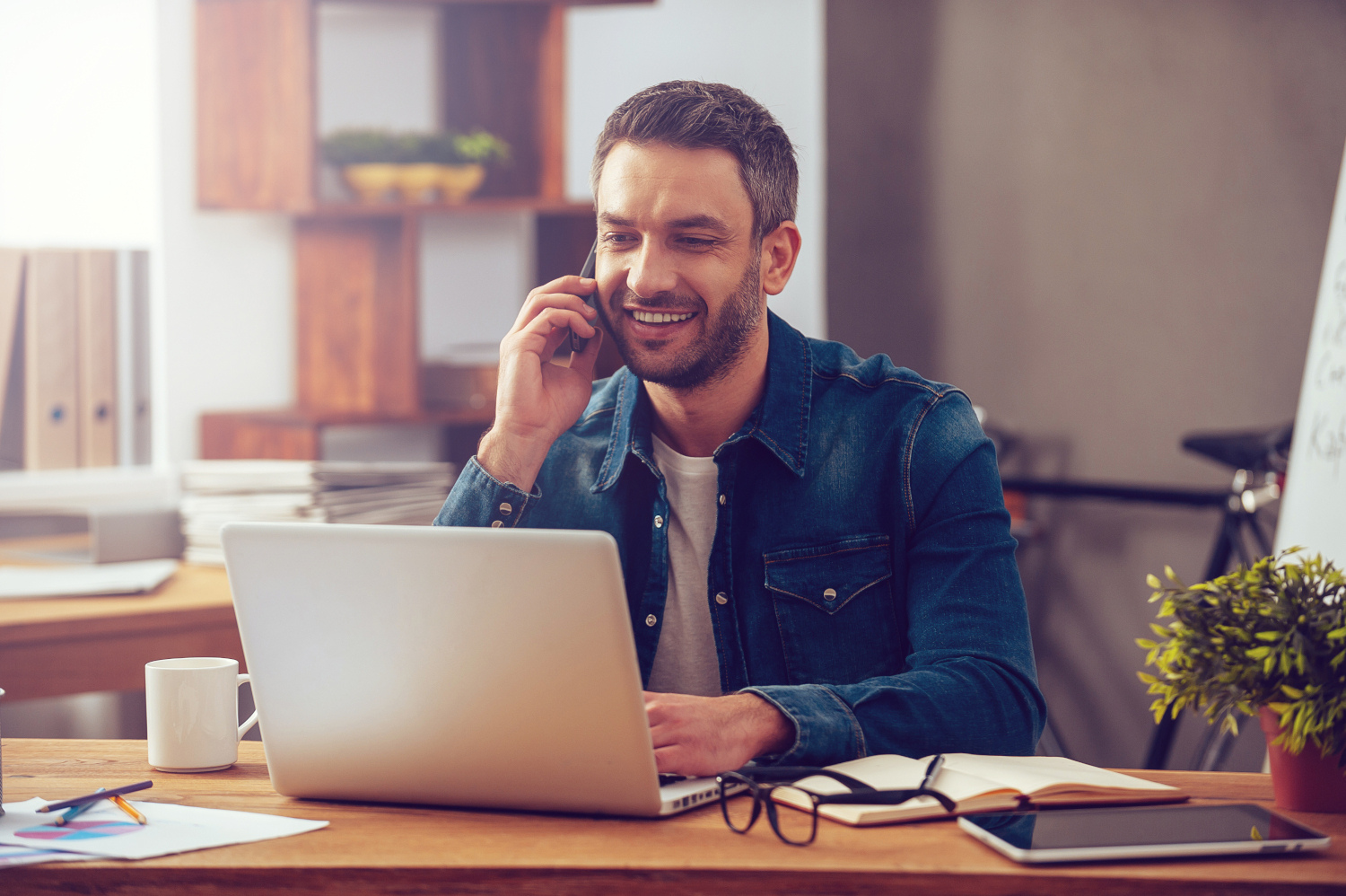 Una persona hace teletrabajo. Una persona hace teletrabajo.