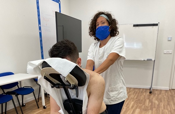 Empleado de Avanza recibiendo un masaje en la empresa. Empleado de Avanza recibiendo un masaje en la empresa.