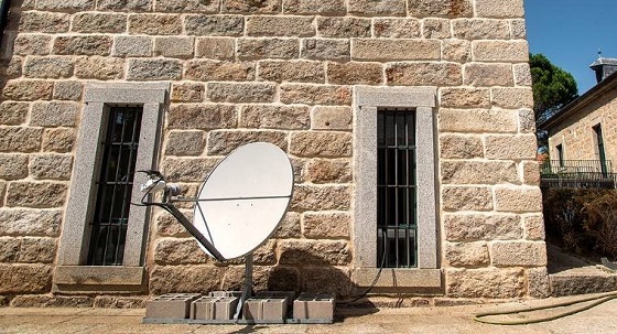 Internet por satélite necesita una antena parabólica que se comunica con un router. 