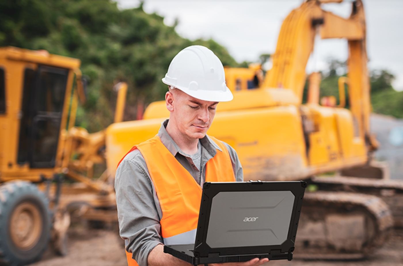 Trabajador con un portátil rugerizado de Acer. Trabajador con un portátil rugerizado de Acer.