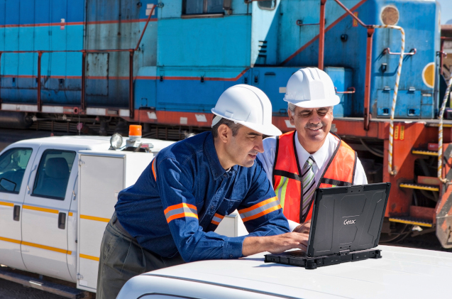 Profesionales trabajando con un portátil rugerizado de Getac. Profesionales trabajando con un portátil rugerizado de Getac.