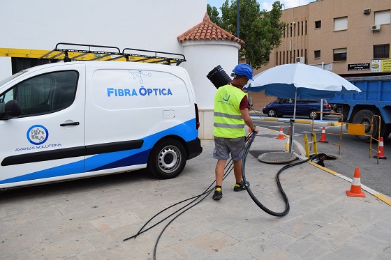 Trabajador de la brigada del Grupo Avanza desplegando una red de fibra óptica. 