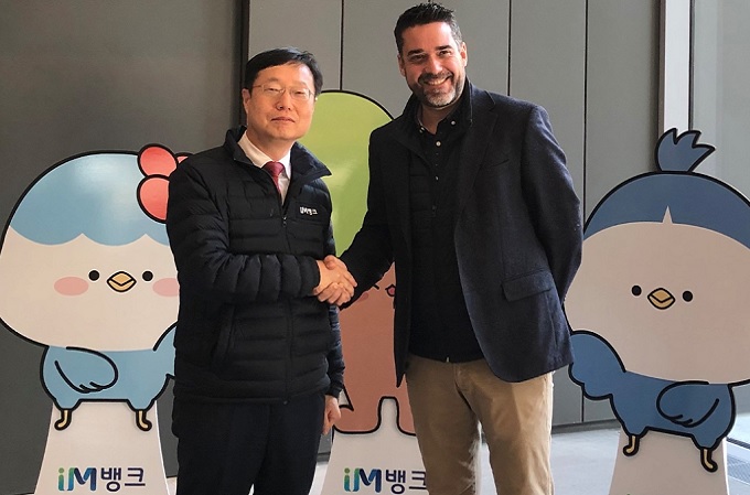 Soong-In Lee, vicepresidente ejecutivo de Daegu Bank, junto a Javier Mira, CEO de FacePhi. Soong-In Lee, vicepresidente ejecutivo de Daegu Bank, junto a Javier Mira, CEO de FacePhi.