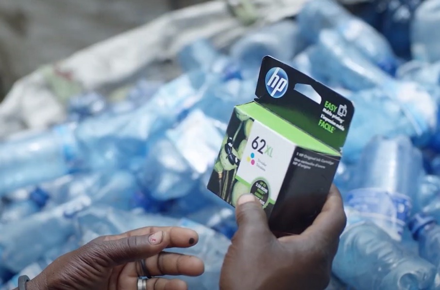 Los cartuchos de HP están hechos con plástico reciclado de botellas. Los cartuchos de HP están hechos con plástico reciclado de botellas.