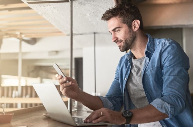 Una persona hace teletrabajo. Una persona hace teletrabajo.