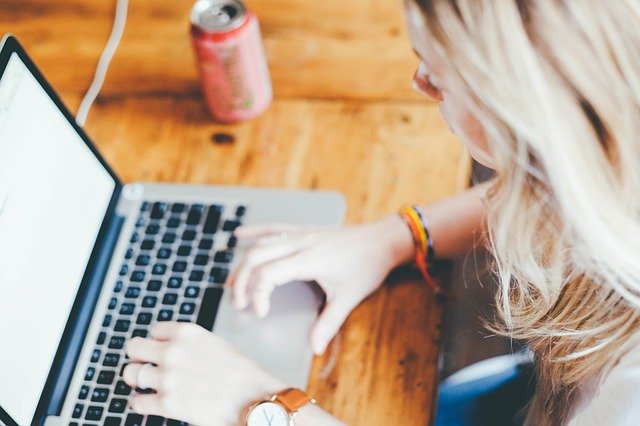 Una persona se conecta a internet. Una persona se conecta a internet.