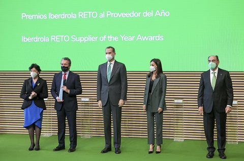 Sus Majestades los Reyes de España, acompañados de la ministra de Educación y Formación Profesional, Isabel Celaá, y el presidente de Iberdrola, Ignacio Galán. Recibe el trofeo Juan Ignacio Sanz, CEO de Ibermática. Sus Majestades los Reyes de España, acompañados de la ministra de Educación y Formación Profesional, Isabel Celaá, y el presidente de Iberdrola, Ignacio Galán. Recibe el trofeo Juan Ignacio Sanz, CEO de Ibermática.