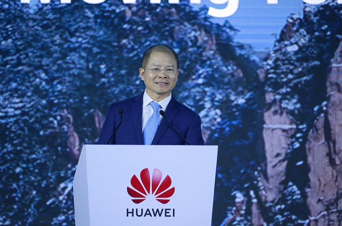 Eric Xu, presidente rotatorio de Huawei, pronuncia un discurso en la 18ª Cumbre Mundial de Analistas Eric Xu, presidente rotatorio de Huawei, pronuncia un discurso en la 18ª Cumbre Mundial de Analistas